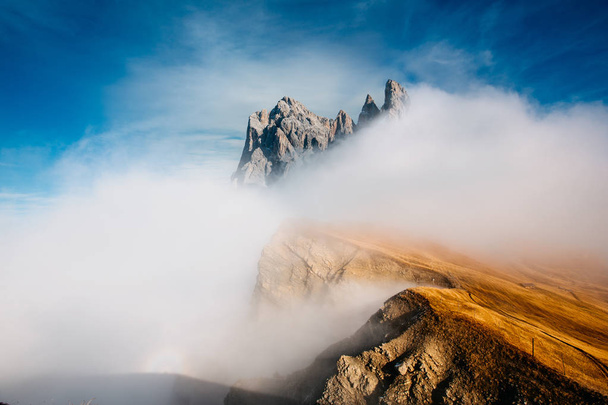Vista desde Seceda, montañas de Odle en la niebla, sobre las nubes. Impresionantes vistas únicas en las montañas Dolomitas, Italia, Europa. - Foto, Imagen