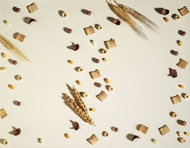fiocchi di mais sparsi su un pavimento beige dove si può scrivere quello che vuoi
 - Foto, immagini