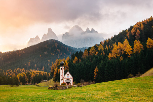 Val di Funes, Dolomity, Santa Maddalena ze słynnym kościołem San Giovanni i szczytami Alp, Południowy Tyrol, Włochy. Popularna atrakcja turystyczna. Piękna Europa. - Zdjęcie, obraz