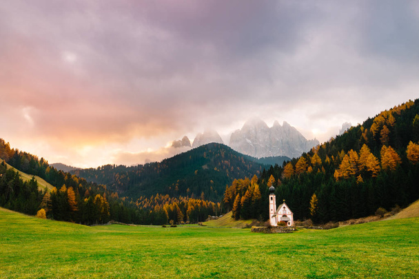 Val di Funes, Dolomites, Santa Maddalena with famous San Giovanni church and peaks of the alps, South Tirol, Italy. Popular tourist attraction. Beautiful Europe. - Valokuva, kuva