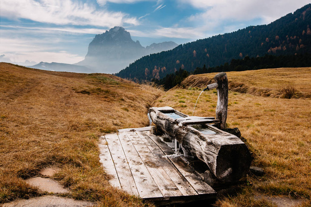 Malerischer Blick auf einen Hang mit wunderschönen Bergen im Hintergrund in Gröden, Südtirol, Italien, Europa - Foto, Bild