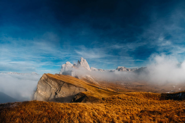 Blick von Seceda, Geislergebirge im Nebel, über die Wolken. Einzigartige Aussichten in den Dolomiten, Italien, Europa. - Foto, Bild