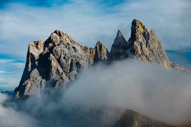 Kilátás Secedából, Odle hegyek a ködben, a felhők felett. Csodálatos egyedülálló kilátás Dolomitok hegyek, Olaszország, Európa. - Fotó, kép
