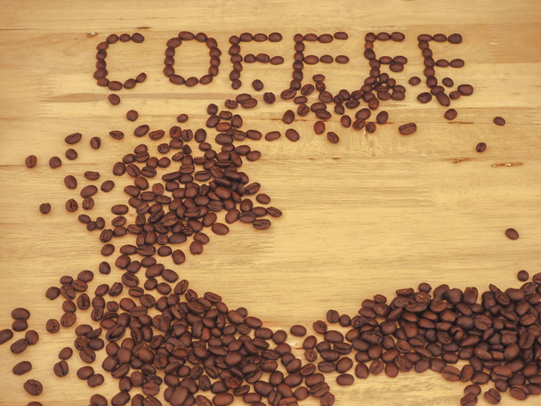 Kaffeebohne auf Holzlatte und Kaffee schreiben - Foto, Bild