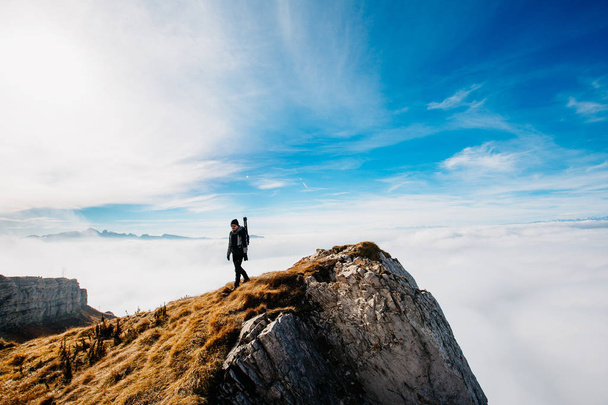 Fotografo uomo avventura sulla cima di una montagna, Vita attiva, monitoraggio e viaggi. Concetto di successo e libertà. - Foto, immagini