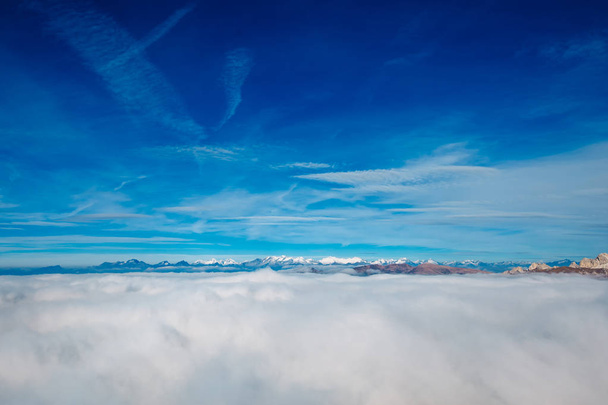 Kilátás Secedából, Odle hegyek a ködben, a felhők felett. Csodálatos egyedülálló kilátás Dolomitok hegyek, Olaszország, Európa. - Fotó, kép