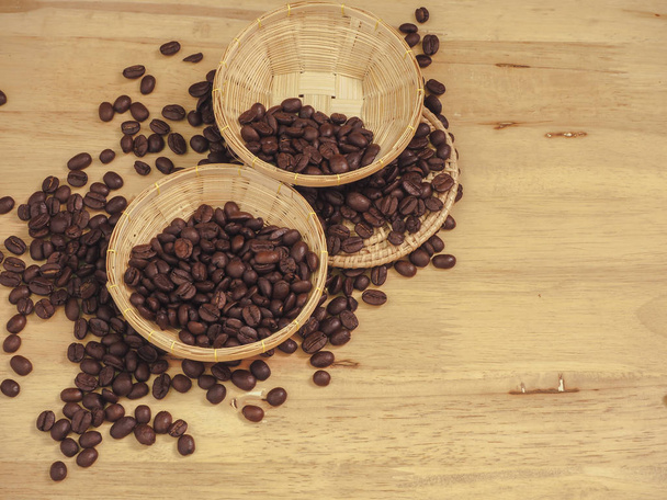 grains de café dans un petit panier sur lattes de bois
 - Photo, image
