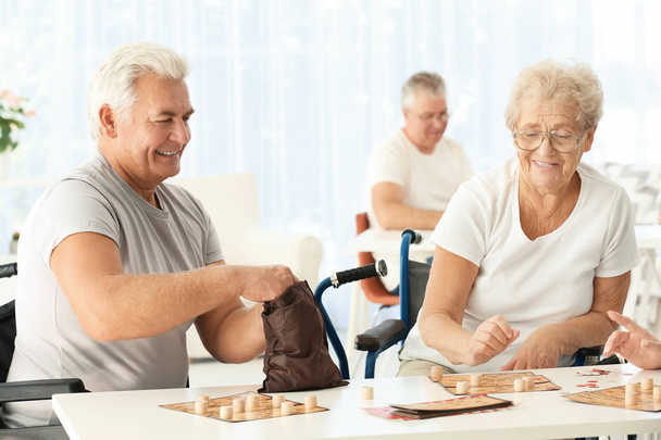 Seniorów grających w lotto w domu opieki - Zdjęcie, obraz