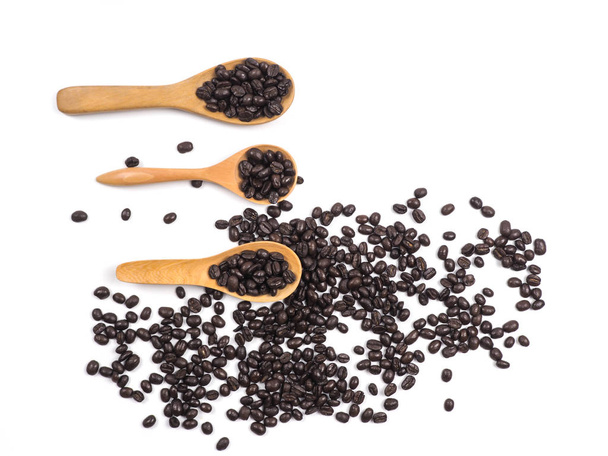 Taza de café y granos de café sobre una cuchara de madera sobre fondo blanco
 - Foto, imagen