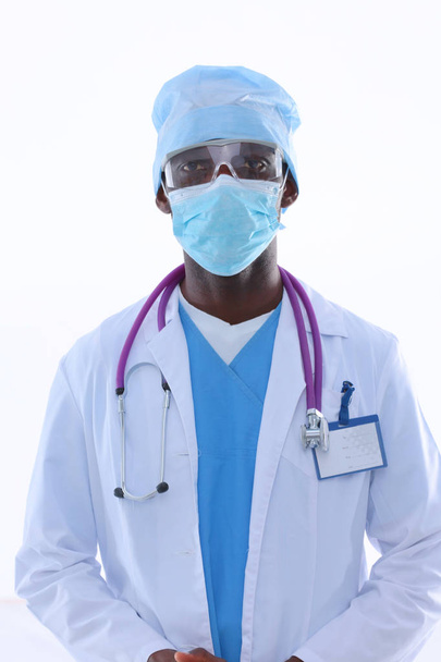 Porträt eines Arztes mit Maske und Uniform. isoliert auf weißem Hintergrund. Arzt. - Foto, Bild