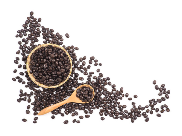 Taza de café y granos de café sobre una cuchara de madera sobre fondo blanco
 - Foto, imagen