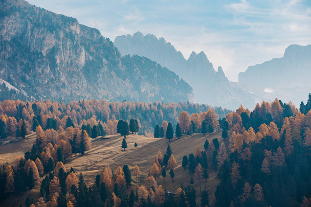 Piktogramowy widok na wzgórze z pięknymi górami w tle w Val Gardena, Południowy Tyrol, Włochy, Europa - Zdjęcie, obraz