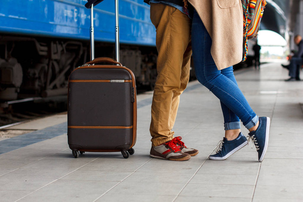 Happy moment of couple love, man in love lifting hi girlfriend in a hug,relaxing front of the urban background,concept about relationship, and travel couple concept. Brown luggage - Foto, imagen