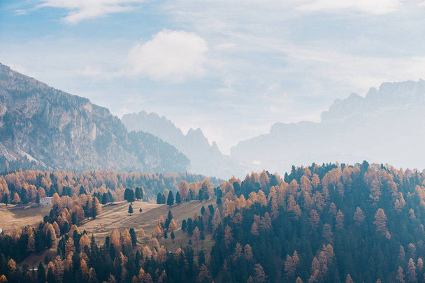Вид на живописный холм с красивыми горами на заднем плане в Валь-Гардене, Южная Италия, Европа - Фото, изображение