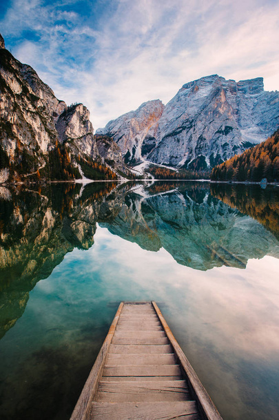 Niesamowity widok na Lago di Braies (Pragser Wildsee), najpiękniejsze jezioro w Południowym Tyrolu, Dolomity, Włochy. Popularna atrakcja turystyczna. Piękna Europa. - Zdjęcie, obraz