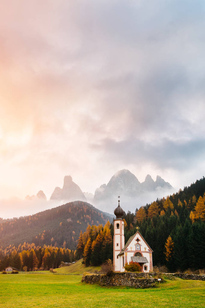 Val di Funes, Dolomity, Santa Maddalena ze słynnym kościołem San Giovanni i szczytami Alp, Południowy Tyrol, Włochy. Popularna atrakcja turystyczna. Piękna Europa. - Zdjęcie, obraz