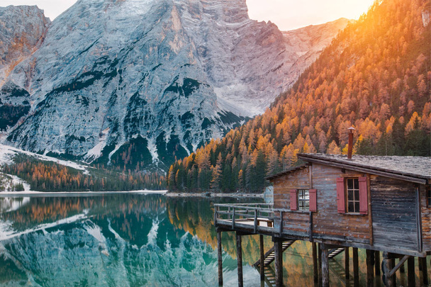 Amazing view of Lago di Braies (Pragser Wildsee), most beautiful lake in South Tirol, Dolomites mountains, Italy. Popular tourist attraction. Beautiful Europe. - Valokuva, kuva
