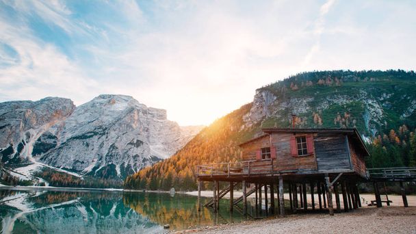 Csodálatos kilátás nyílik a Lago di Braies (Pragser Wildsee), legszebb tó Dél-Tirol, Dolomitok hegyek, Olaszország. Népszerű turisztikai attrakció. Gyönyörű Európa. - Fotó, kép