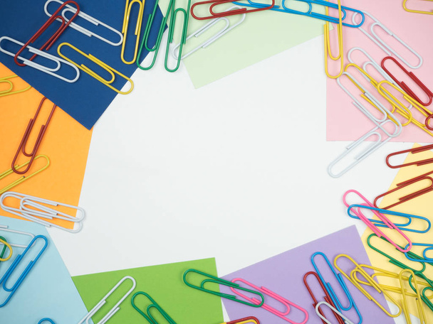 Notez tous les jeux de papier coloré avec trombone, collection sur fond blanc
 - Photo, image