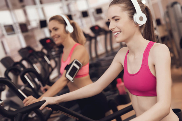 Women in sportswear running on treadmill at gym - Zdjęcie, obraz