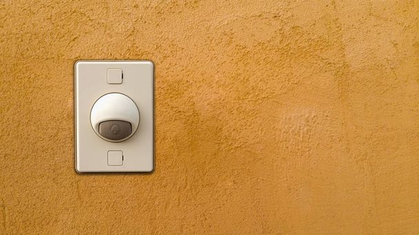 Дверний дзвінок або дзвіночок на помаранчевій стіні
 - Фото, зображення