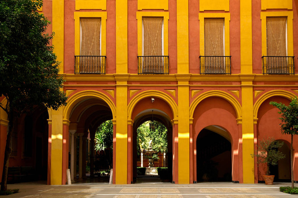 Sevilla (España). Patio interior de la Arquidiócesis de Sevilla en el centro histórico de la ciudad
 - Foto, imagen