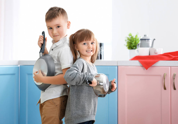 petits enfants jouant avec des ustensiles de cuisine
  - Photo, image