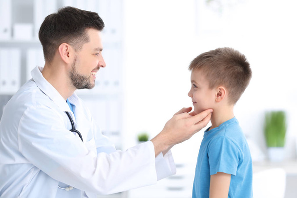 Children's doctor examining little boy in hospital - Photo, Image