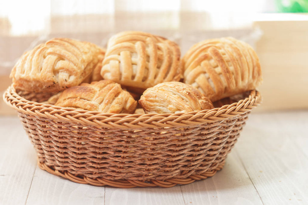 Biscuits et pâtisseries sucrées avec lignes croisées dans le panier
 - Photo, image