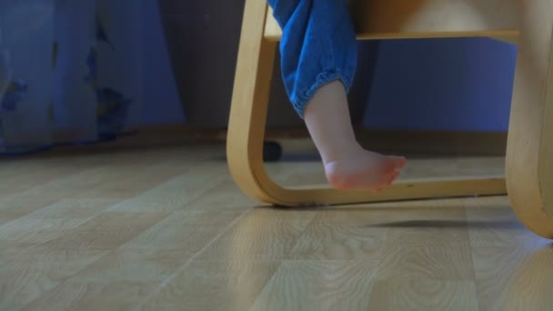 Paljain jaloin lapsi on tulossa alas nojatuoli ja kävely epävarma
 - Materiaali, video