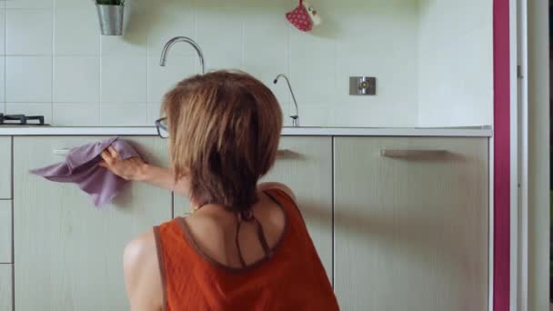 Mujer limpieza casa cocina, vista trasera, ropa casual, señora limpiando el interior de la casa
 - Metraje, vídeo