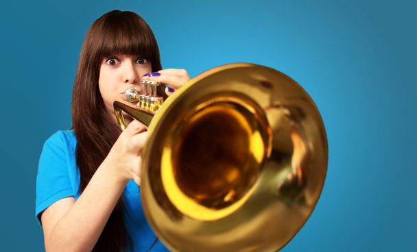 Портрет молодой девушки, трубящей в трубу
 - Фото, изображение