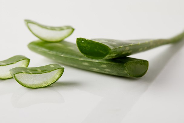 Nahaufnahme von Aloe Vera Blättern Scheiben auf weißer Oberfläche - Foto, Bild