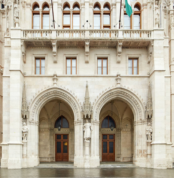 Budapest, Hongrie - 17 avril 2018 : Le bâtiment du Parlement hongrois. - Photo, image