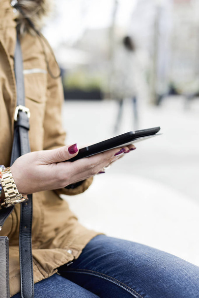 γυναίκα χρησιμοποιώντας ένα tablet με την στην ΙΣΤΟΡΙΑ - Φωτογραφία, εικόνα