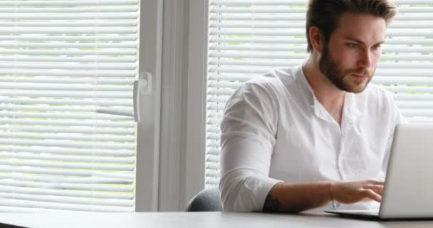 man writing then smiling to camera - Footage, Video