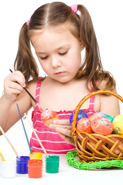 La bambina sta dipingendo uova che si preparano per Pasqua
 - Foto, immagini