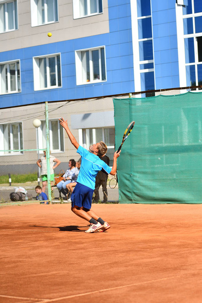 Orenburg, Rússia - 15 de agosto de 2017 ano: Meninos jogando tênis
 - Foto, Imagem