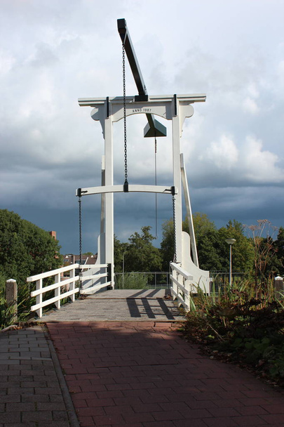 міст через канал в середині Найнижчі області в Західній Європі, названий Zuidplaspolder між Гауда та Роттердам, 21 метрів нижче рівня моря в Nieuwerkerk aan Ден Ijssel - Фото, зображення