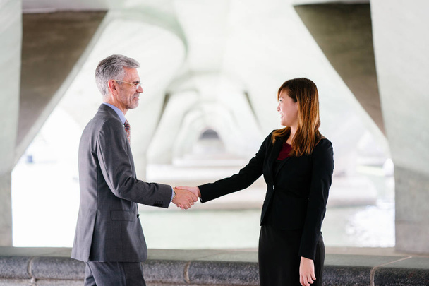 Business man and woman shaking hands, business concept - Valokuva, kuva