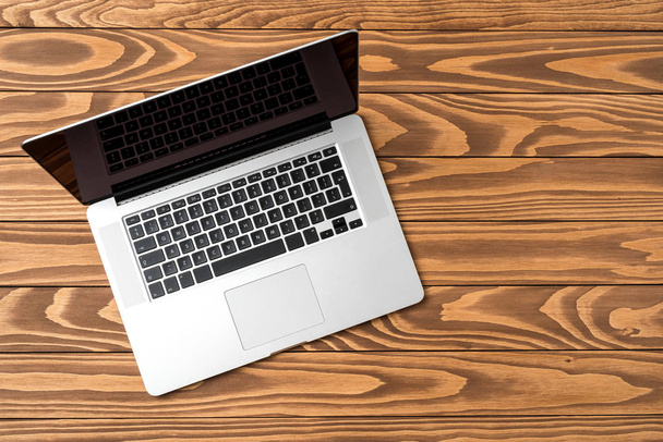 laptop moderno na mesa de madeira. Fechar
 - Foto, Imagem