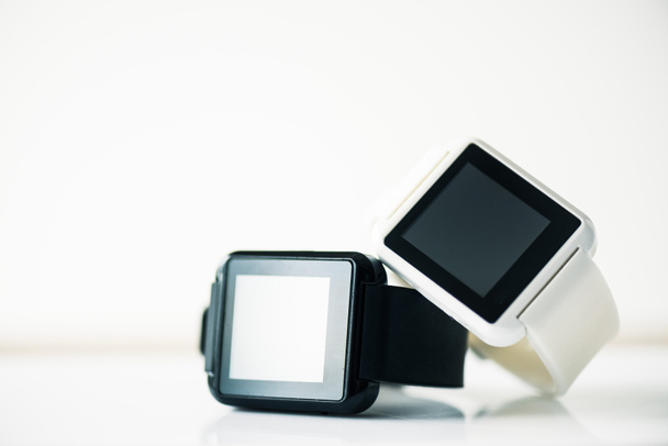visão de close-up de smartwatches com telas em branco no cinza
   - Foto, Imagem