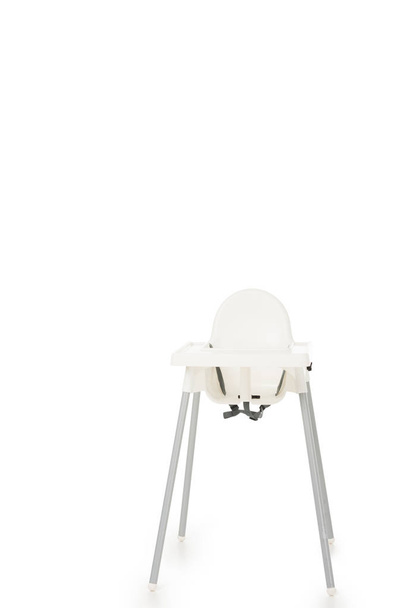 tiro vertical de cadeira alta isolado no fundo branco
 - Foto, Imagem