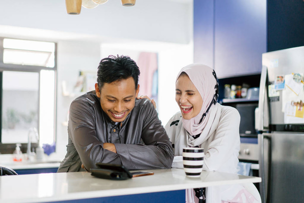 happy muslim couple with tea on kitchen  at home - Foto, Bild