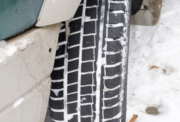 gros plan voiture pneu bande de roulement protecteur pleine neige hiver
 - Photo, image