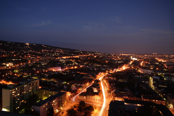 Cityscape at night met maanlicht - Foto, afbeelding