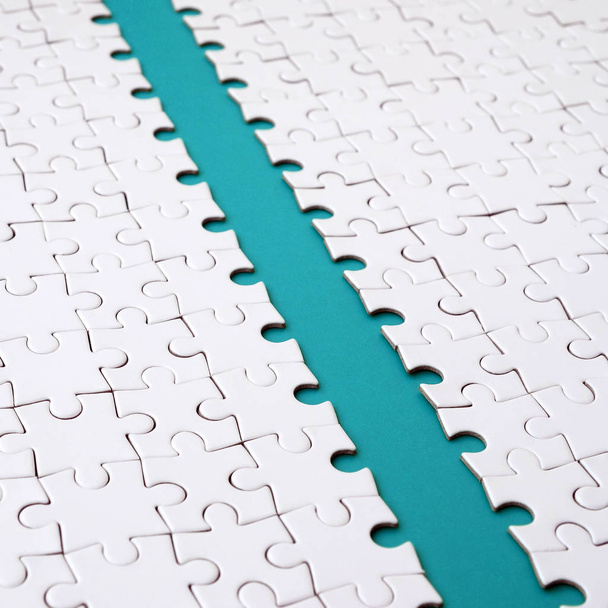 Le chemin bleu est posé sur la plate-forme d'un puzzle plié blanc. Image de texture avec espace de copie pour le texte
 - Photo, image