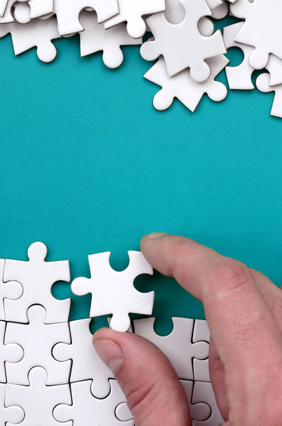 El Beyaz jigsaw puzzle ve uncombed bulmaca parçaları yalan arka plan mavi yüzey karşı yığını gözlenmektedir. Metin için yer ile doku fotoğraf - Fotoğraf, Görsel
