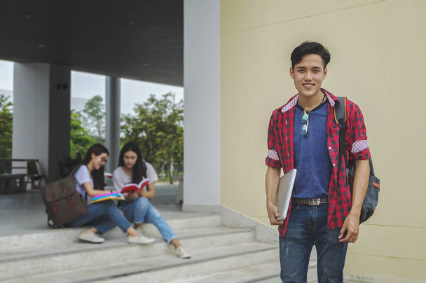 Jeune asiatique garçon étudiant et amis sont tutorat examen avec étude
 - Photo, image
