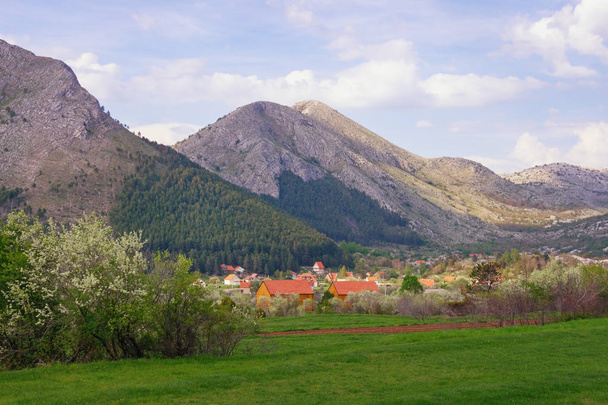 Όμορφο ορεινό τοπίο. Μαυροβούνιο, Lovcen εθνικό πάρκο, θέα σε χωριό Njegusi - Φωτογραφία, εικόνα
